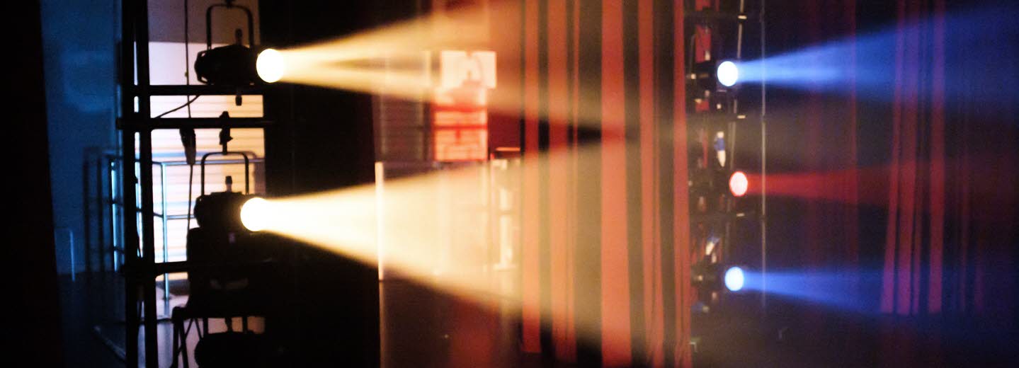 Scen belyst med gult, blått och rött ljus.