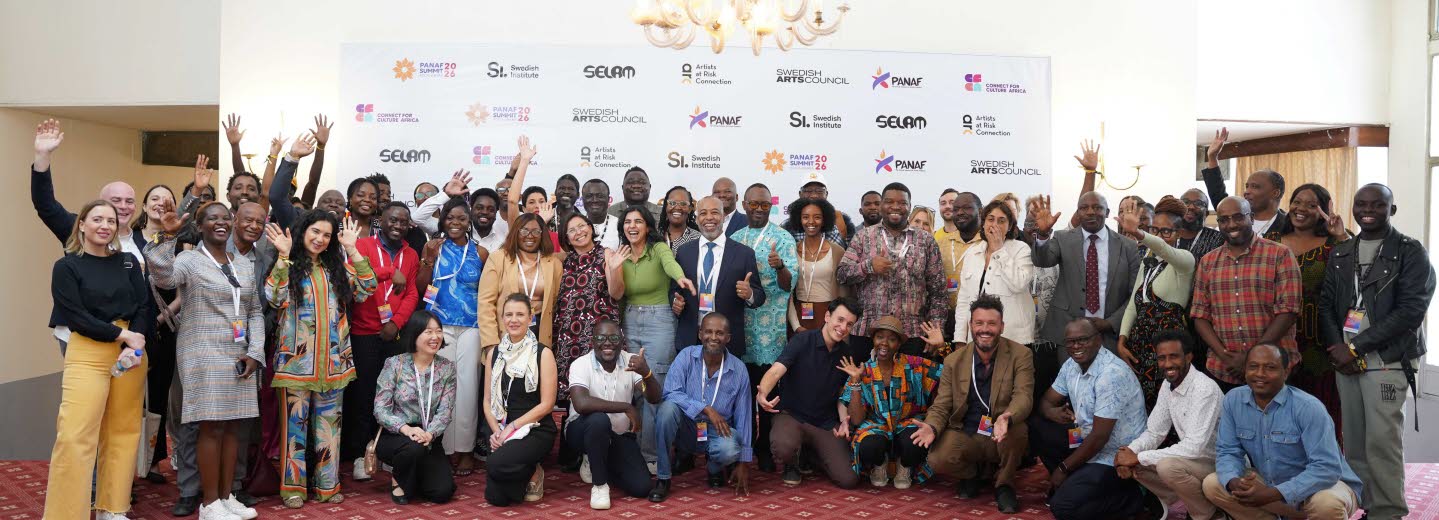 Gruppbild på en stor samling av PANAF-deltagare. 