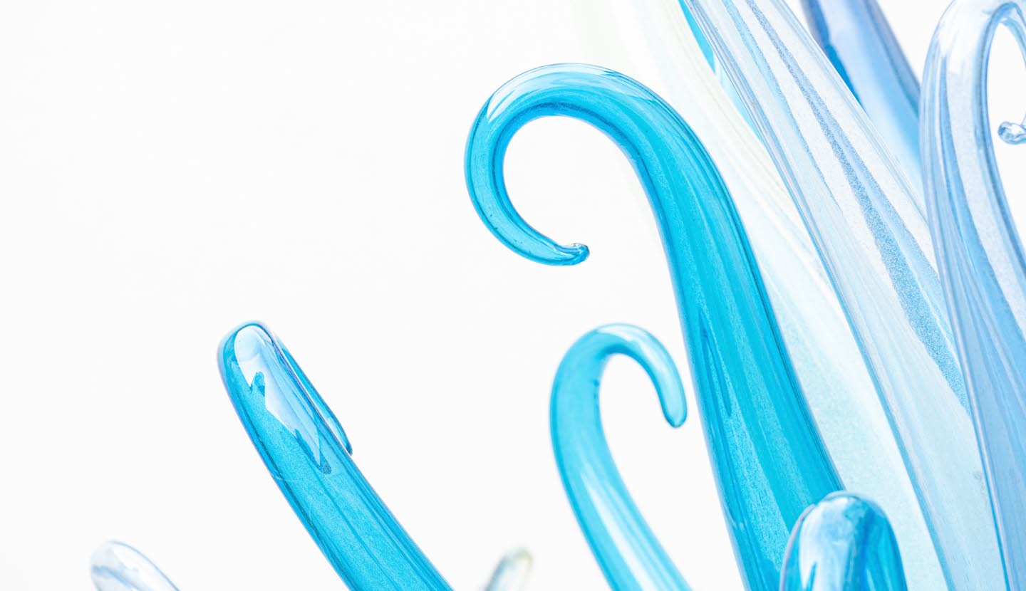 Konstglas i blånyanser formar en bukett av spiror med böjd topp.