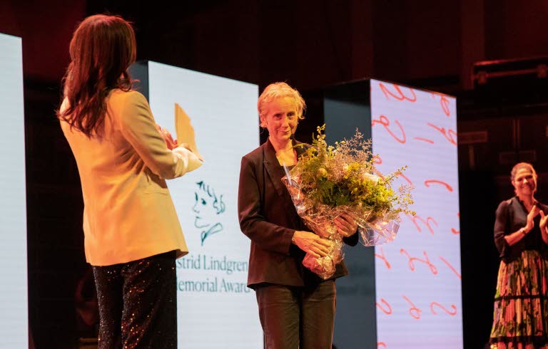 Eva Lindström tar emot Astrid Lindgren Memorial Award på Konserthuset i Stockholm.  Prisdiplomet överlämnades av H.K.H. Kronprinsessan Victoria. Foto: Susanne Kronholm.
