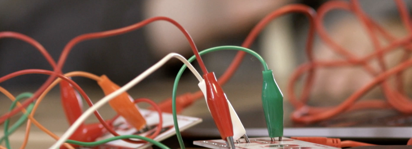 Elsladdar i olika färger som sitter inkopplade i eluttag.