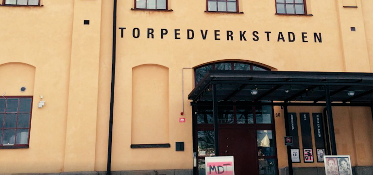 Bild på det gula huset där MDT har sina lokaler.