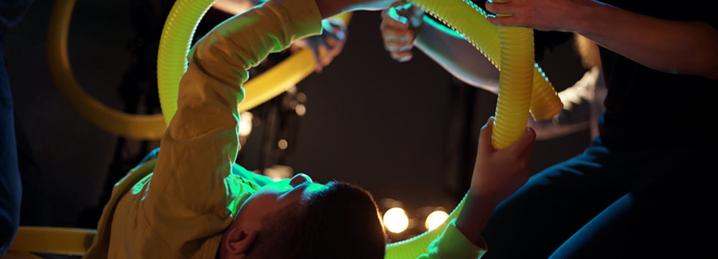 Barn som leker med långa rör.