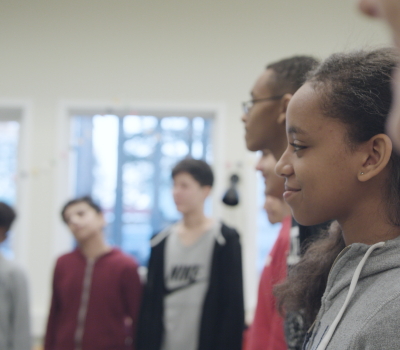 Den här filmen handlar om Körslussen i Piteå, ett projekt inom Kulturskolan för nysvenska barn där de får lära sig att sjunga på både svenska och sitt eget språk. Fernando Illezca. 
