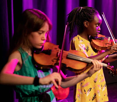 Barn spelar fiol