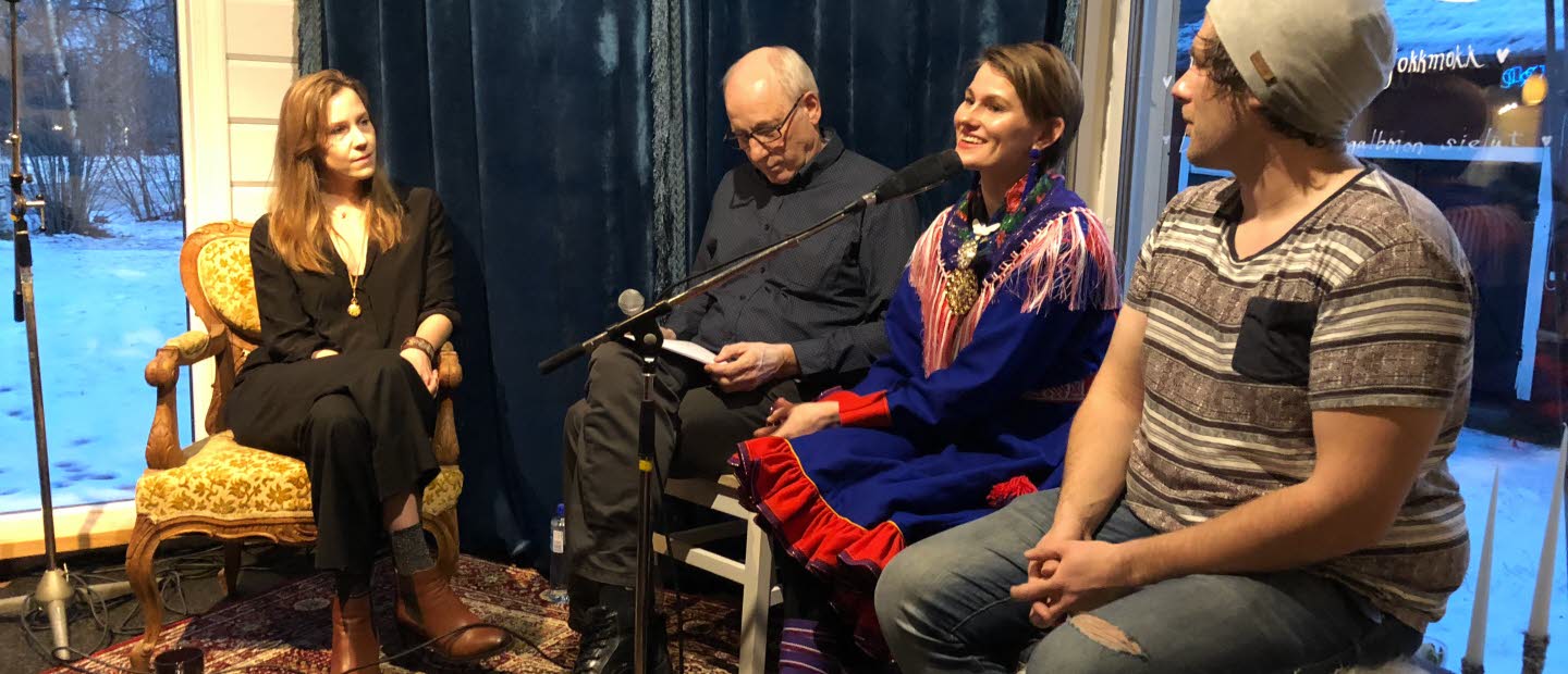 Fyra personer sitter på en scen och samtalar.