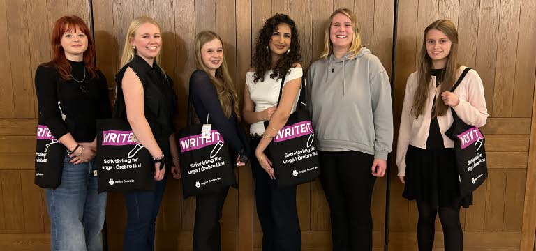 Sex unga kvinnor med påsar med texten Writeit.