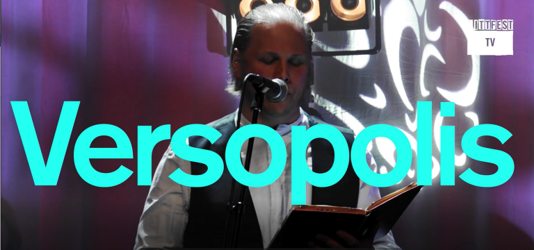 Turkos text med Versopolis, i bakgrunden en man som läser ur en bok på scen..
