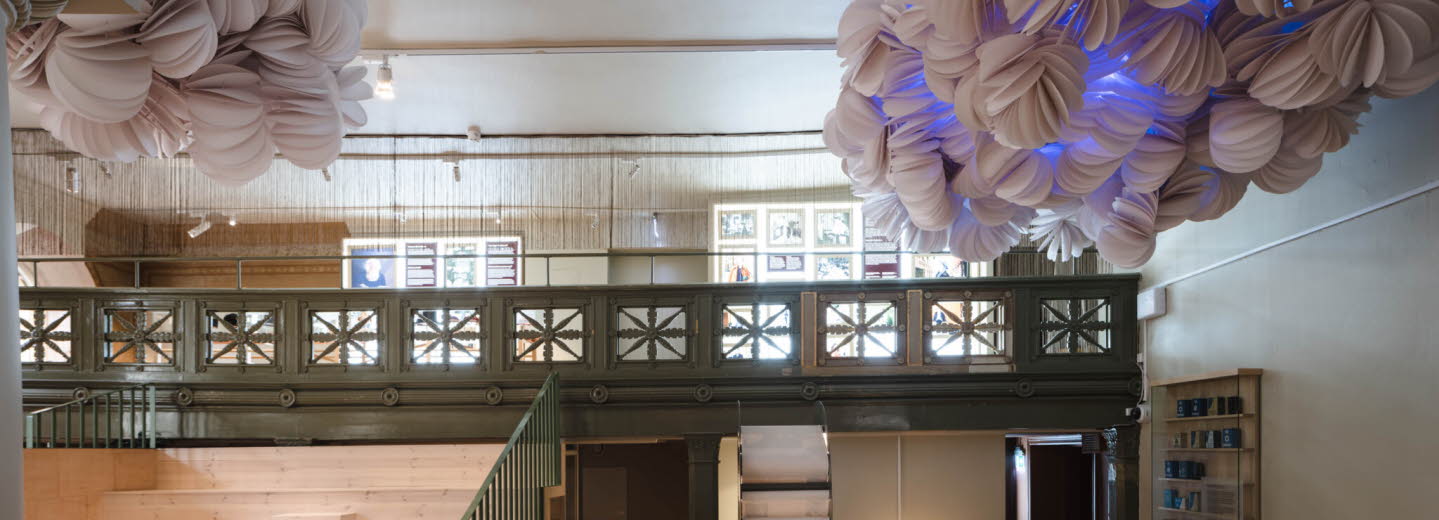 Interiör från Judiska museet med Icke-vetandets moln av Bea Szenfeld Foto Jean-Baptiste Beranger.jpg