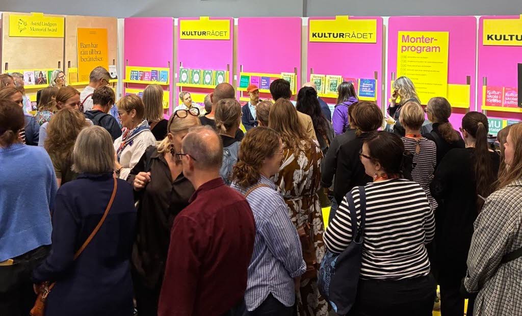 Folksamling i monter på Bokmässan.