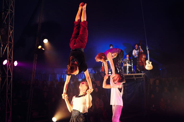 Circus I love you uppträder under festivalen Wintervurr i Belgien. Foto: Minja Kaukoniemi.