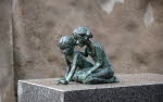 Eva Larssons skulptur "Spårfinnarna" består av två små flickor i brons