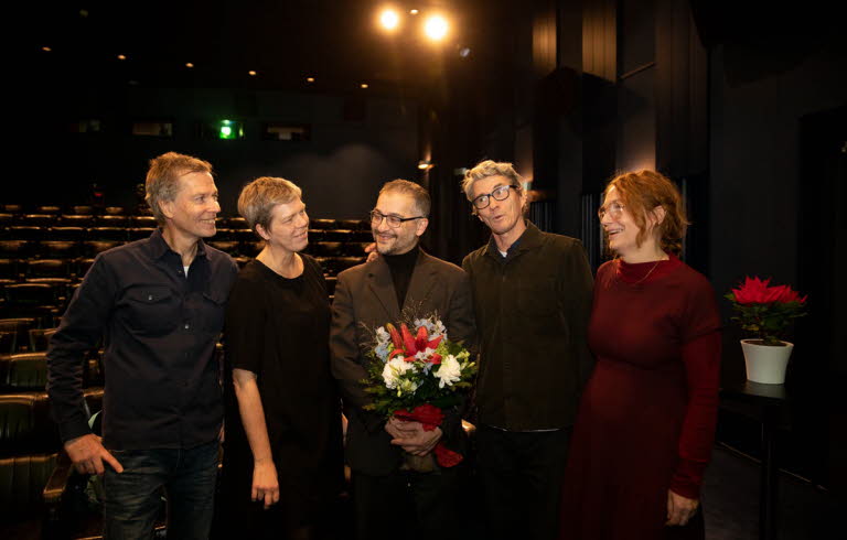 Bagir Kwiek omgiven av sina fyra företrädare som läsambassadör.