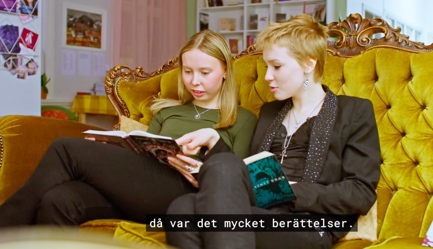 Två tonåringar från Jokkmokks unga läsråd. Läser i soffa.