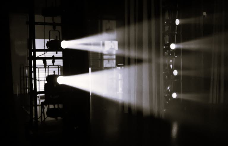 Scenstrålkastare monterade på ställningar.