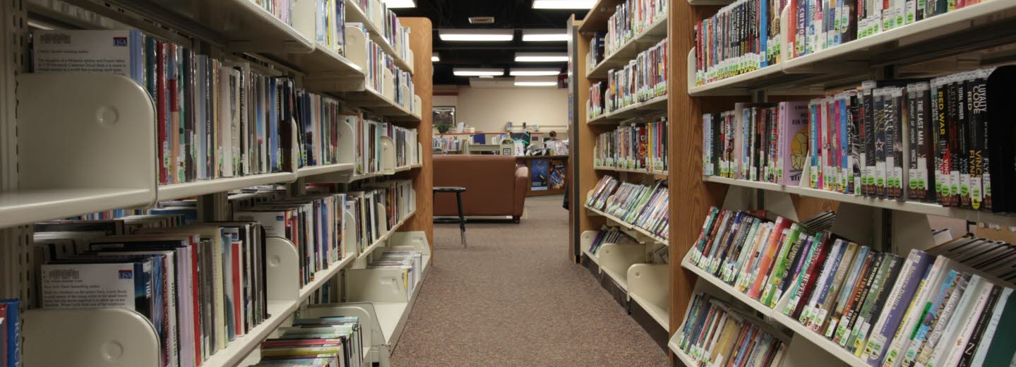 Bild från ett bibliotek, hyllor med böcker. 