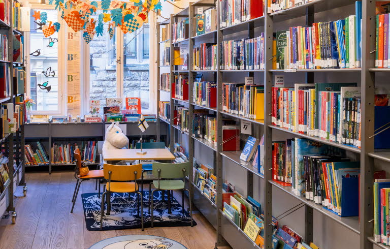Bokhyllor och glada färger på Finlandsinstitutet.