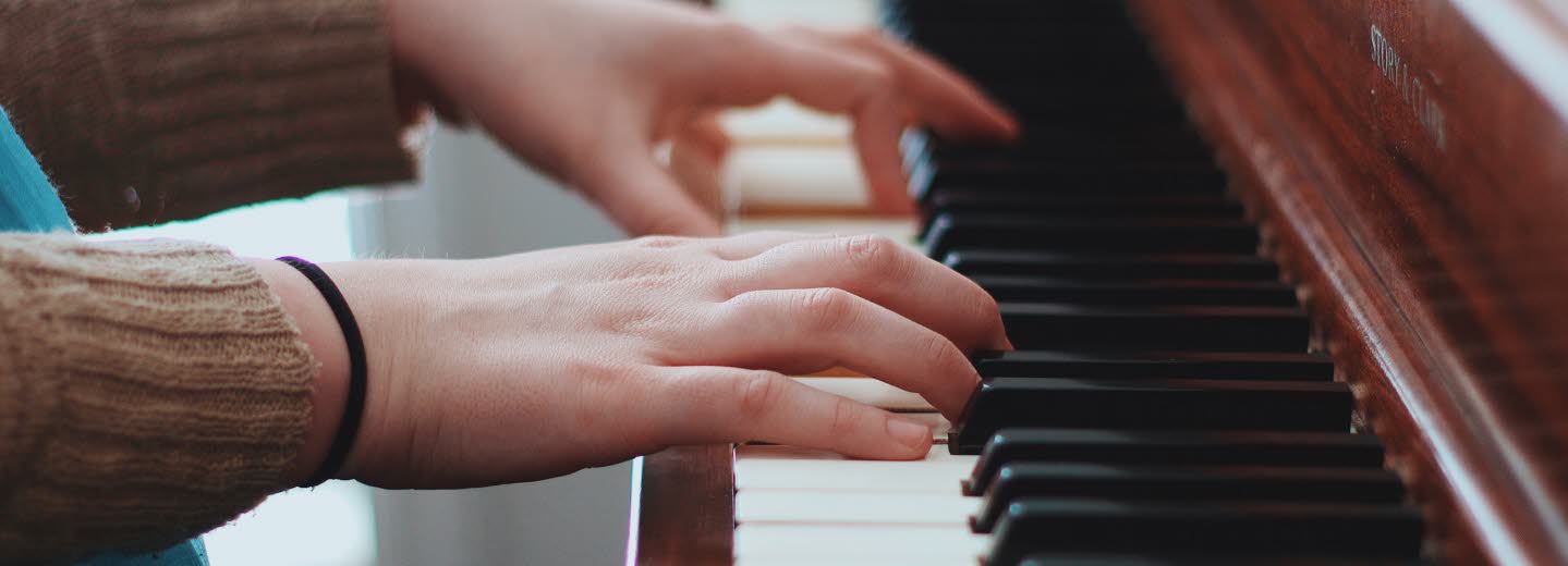Bild på pianist.
