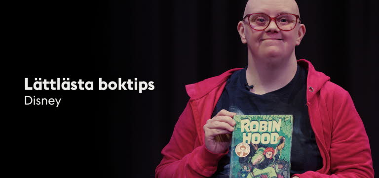 En kvinna håller upp sitt Disney-boktips.