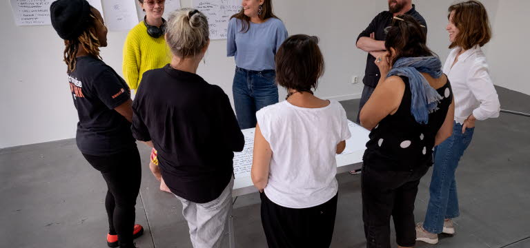 Bild på en grupp med människor som står och pratar.