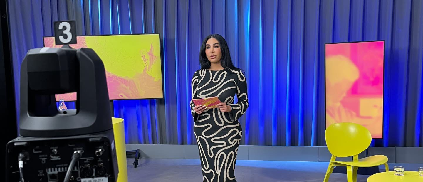 Programledaren Melody Farsin framför kameran. 