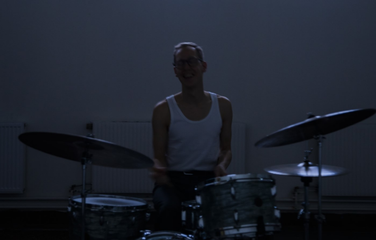 Man bakom ett trumset.