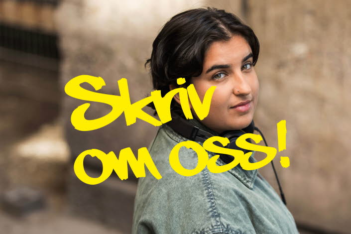 Porträtt av läsambassadören Nioosha Shams. Skriv om oss! står skrivet i bilden.