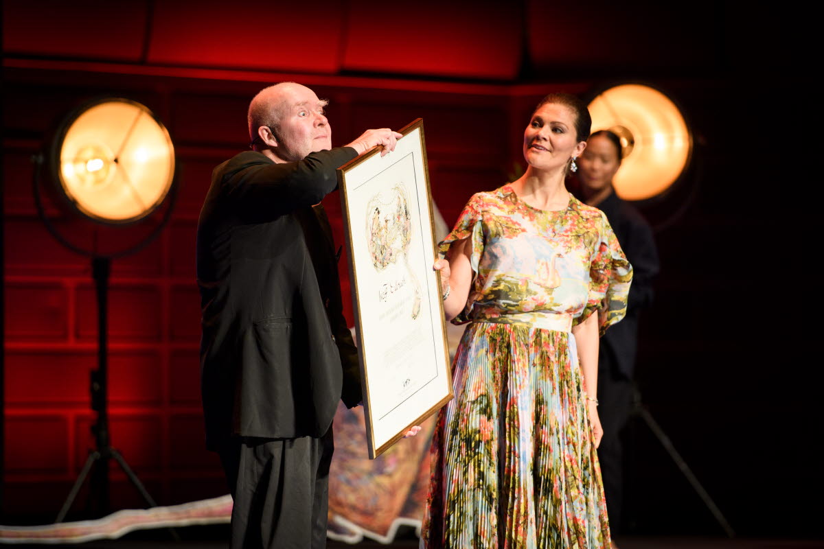 Wolf Erlbruch recieves the Astrid Lindgren Memorial Award diploma from Crown Princess Victoria of Sweden