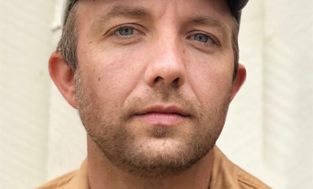 Porträttbild på Jon Klassen.