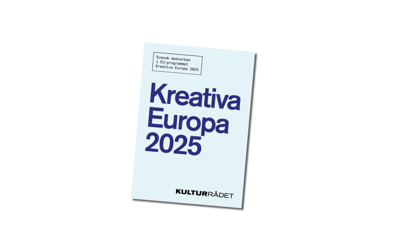 Årsrapport Kreativa Europa 2025, blå text på blå bakgrund.