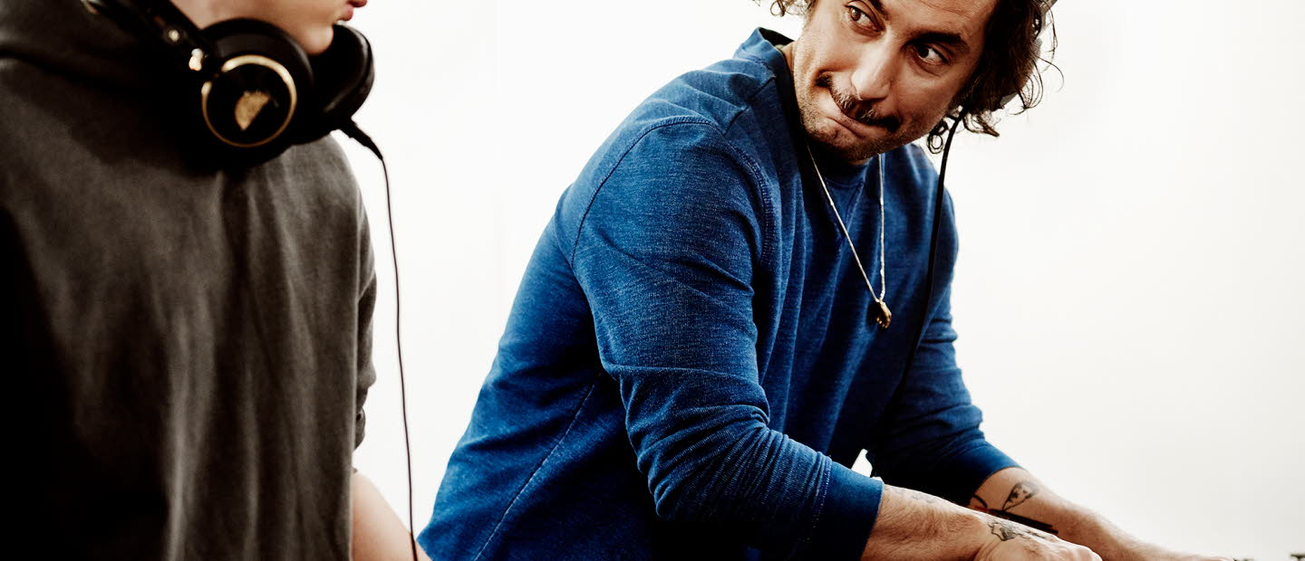 Två stycken discjockeys.