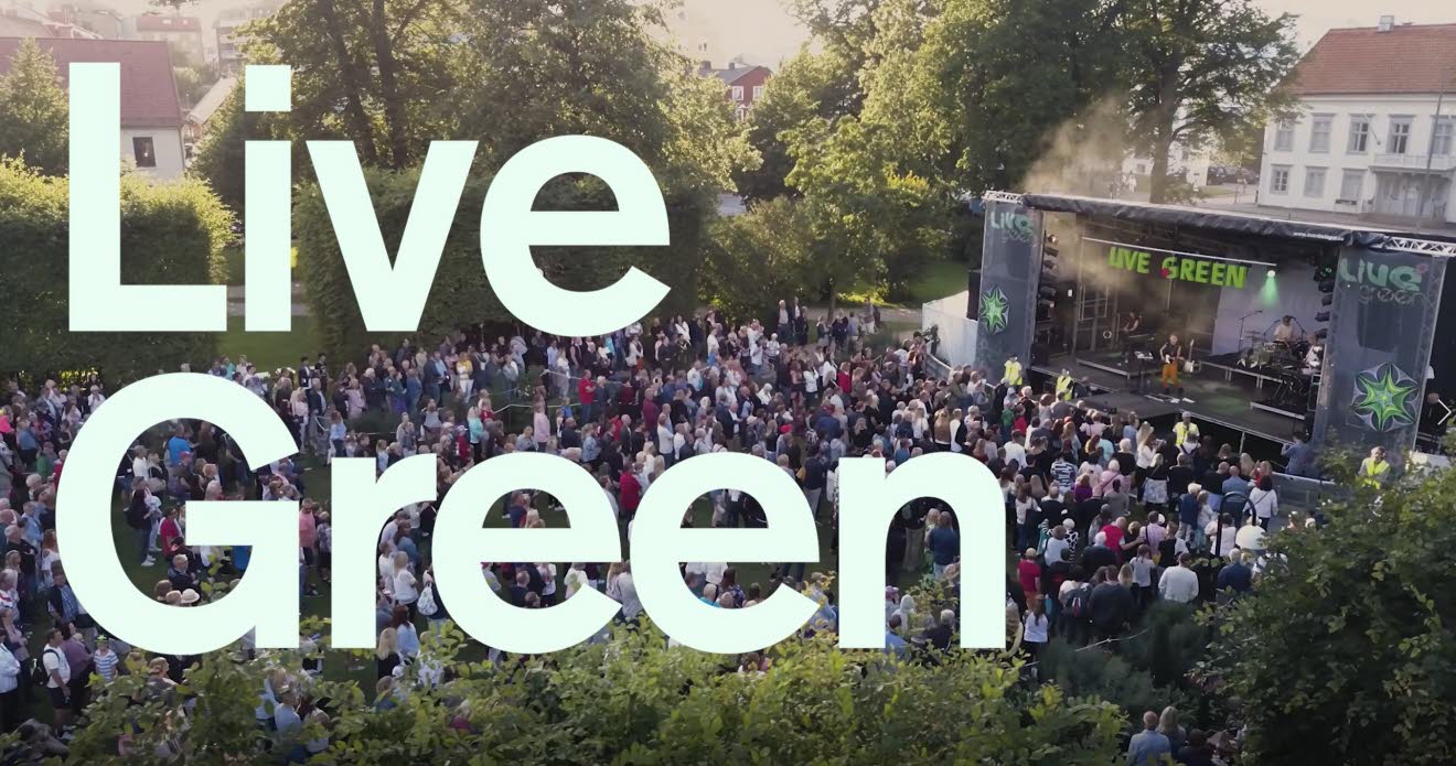 Text med LiveGreen, i bakgrunden en utomhusscen med publik.