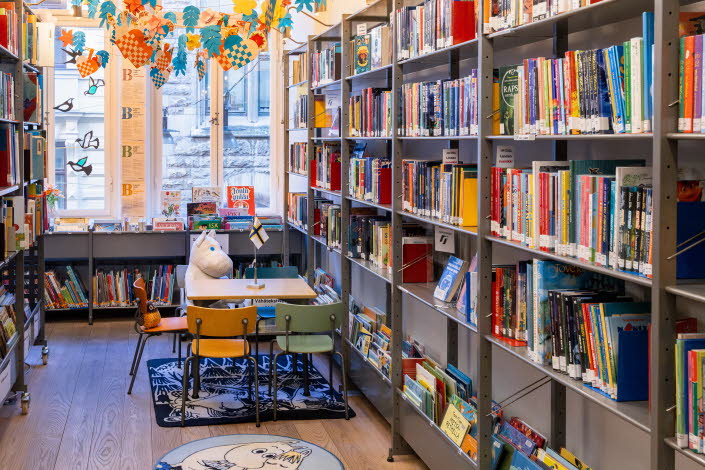 Bokhyllor och glada färger på Finlandsinstitutet.