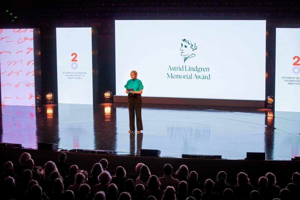Kulturrådets generaldirektör Kajsa Ravin välkomnar publiken på Astrid Lindgren Memorial Award 2022