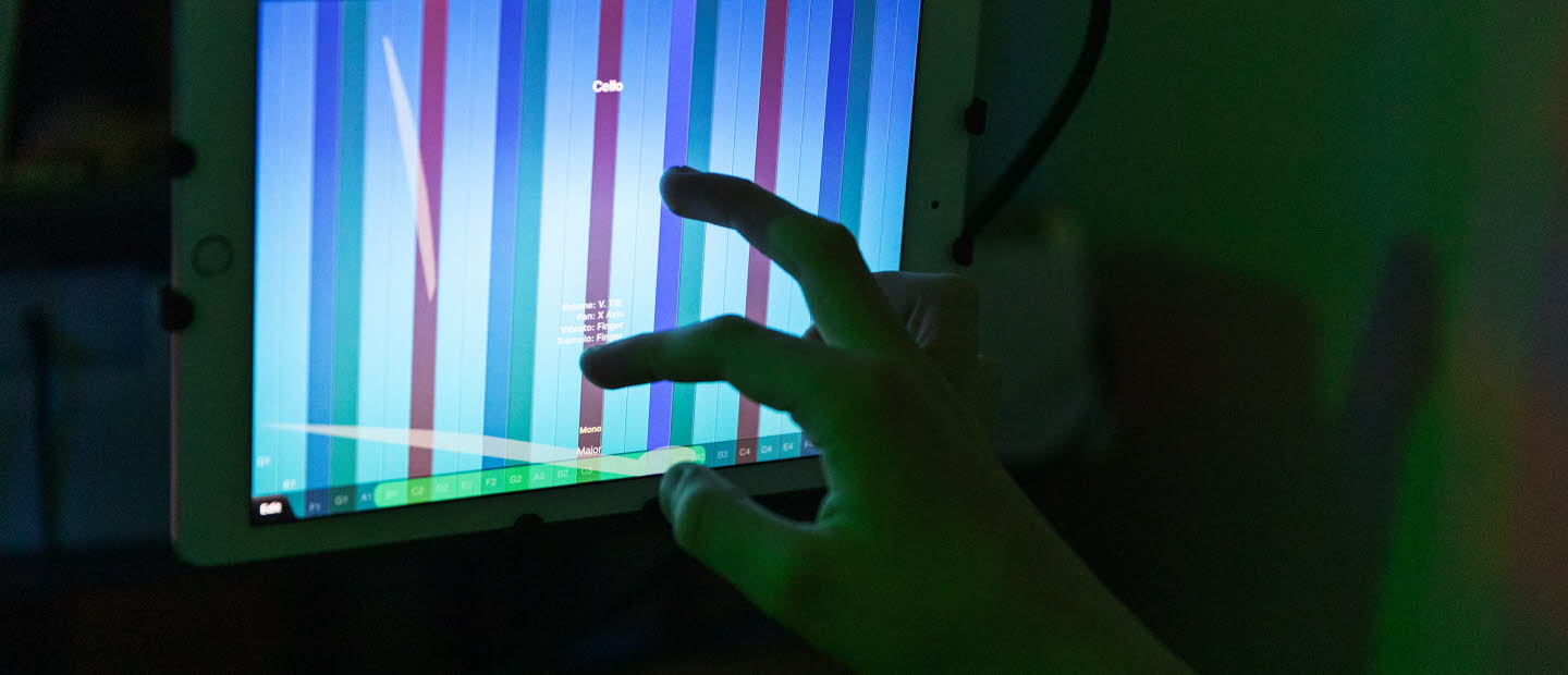 Barn skapar musik på ipad