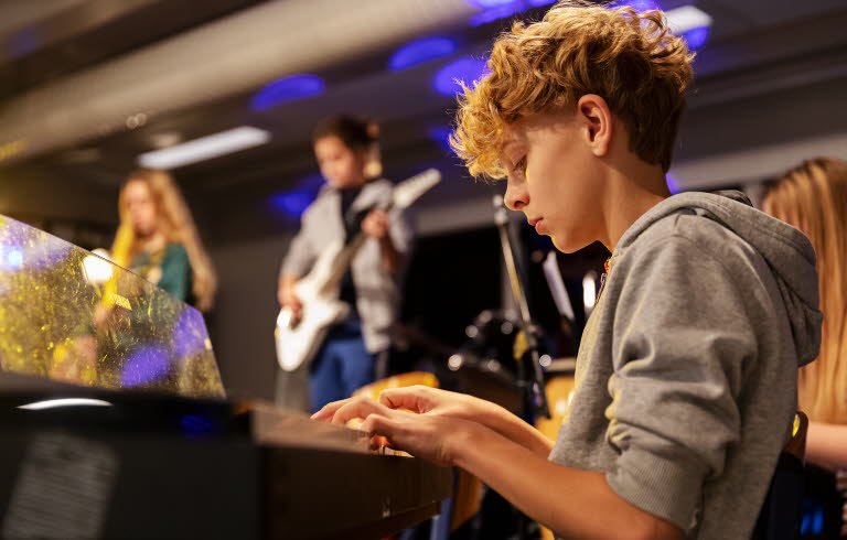 Elever repeterar inför konsert på Valsätraskolan i Uppsala. I förgrunden spelar en pojke elpiano.