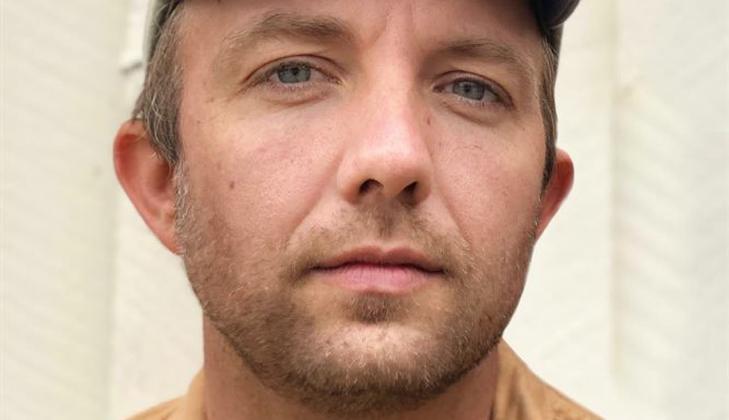 Porträttbild på Jon Klassen.