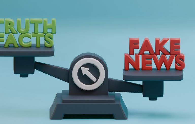Våg där det står True Facts i grönt på ena sidan och Fake News i rött på den andra. 