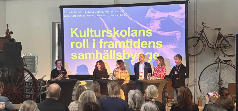 Stående panelsamtal inför publik.