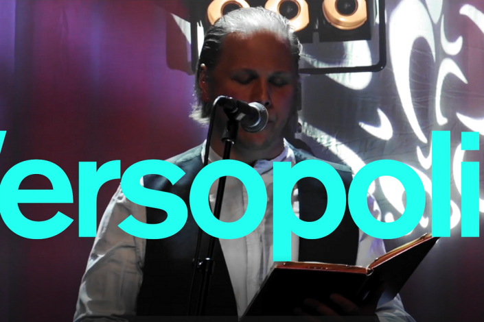 Turkos text med Versopolis, i bakgrunden en man som läser ur en bok på scen..