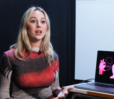 Kvinna talar in i kameran.