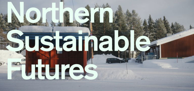 Röda träbyggnader i vinterlandskap.