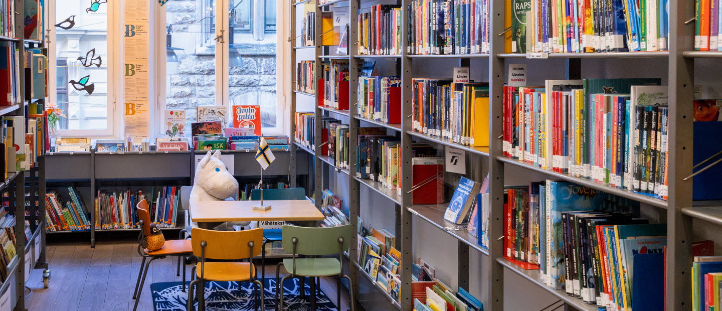 Bokhyllor och glada färger på Finlandsinstitutet.