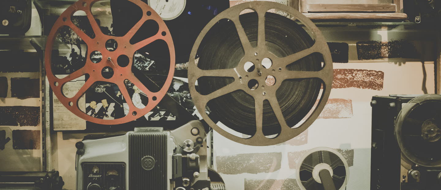 En filmprojektor med stora filmrullar