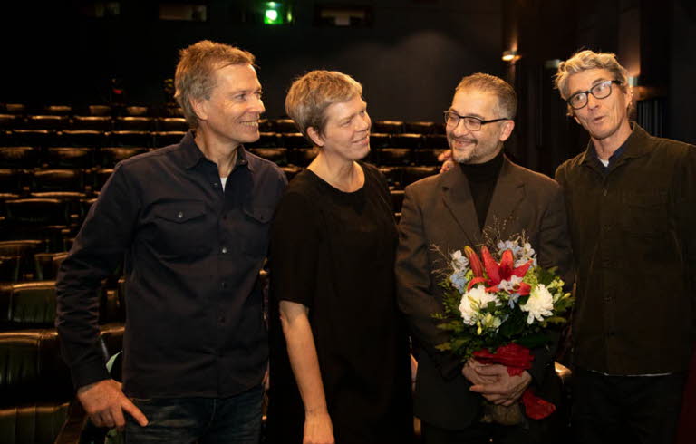 Bagir Kwiek omgiven av sina fyra företrädare som läsambassadör. 