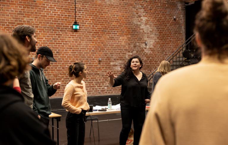 Farnaz Arbabi regisserar pjäsen BRINN. Foto: Jenny Baumgartner.