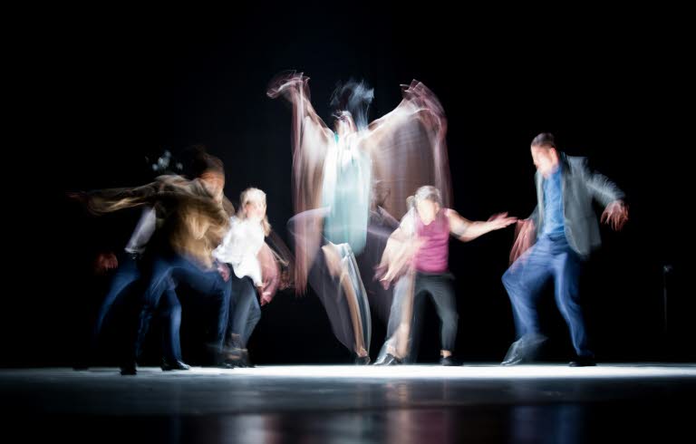 Barn som dansar på en sven