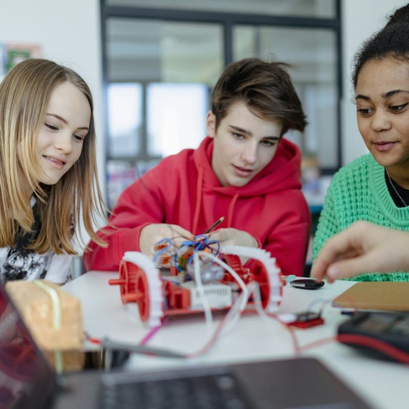 Ungdomar jobbar med elektronik och datorer.
