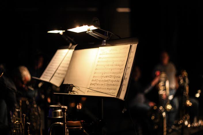 Närbild på två notställ med partitur.