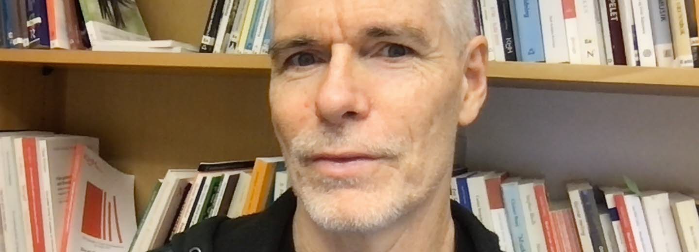 Ketil Thorgersen framför bokhyllor.